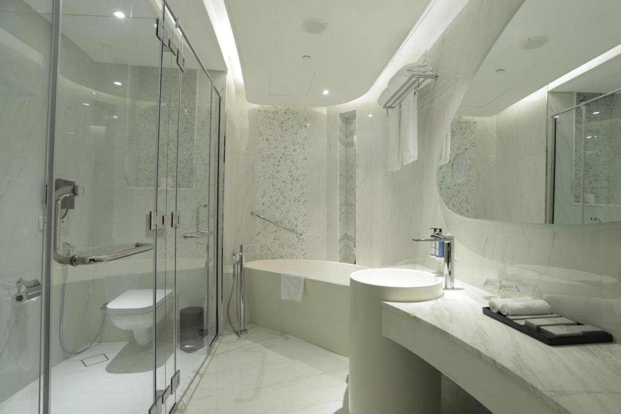 Century Marina Hotel - Lusail Екстериор снимка A modern bathroom