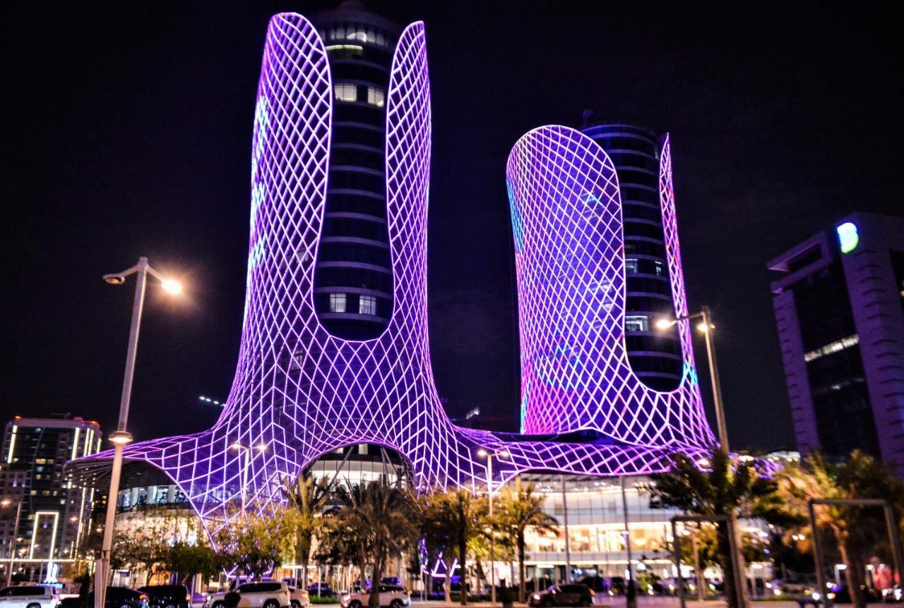 Century Marina Hotel - Lusail Екстериор снимка The Al Hamra Towers at night