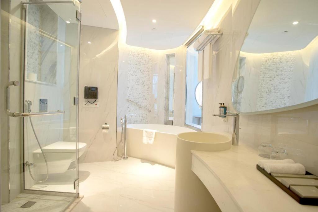 Century Marina Hotel - Lusail Екстериор снимка Bathroom